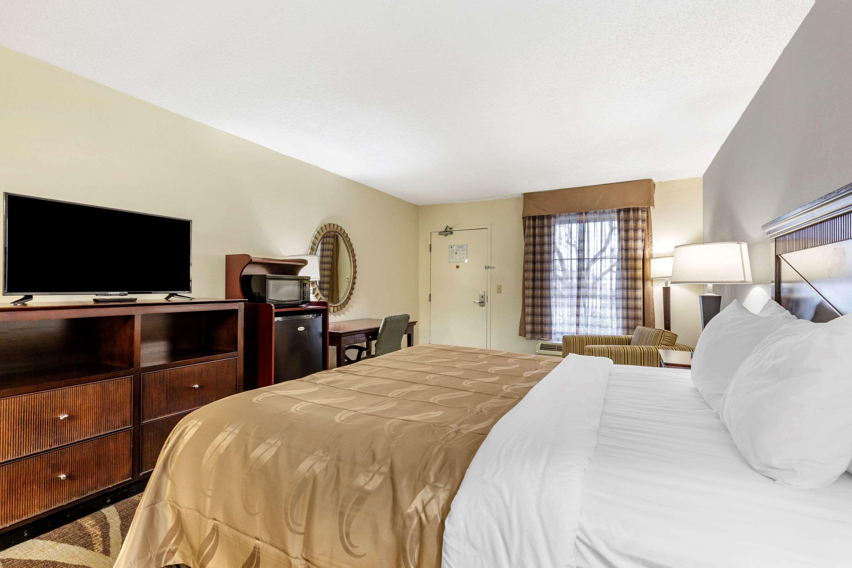 Quality Inn Windsor Mill Екстериор снимка
