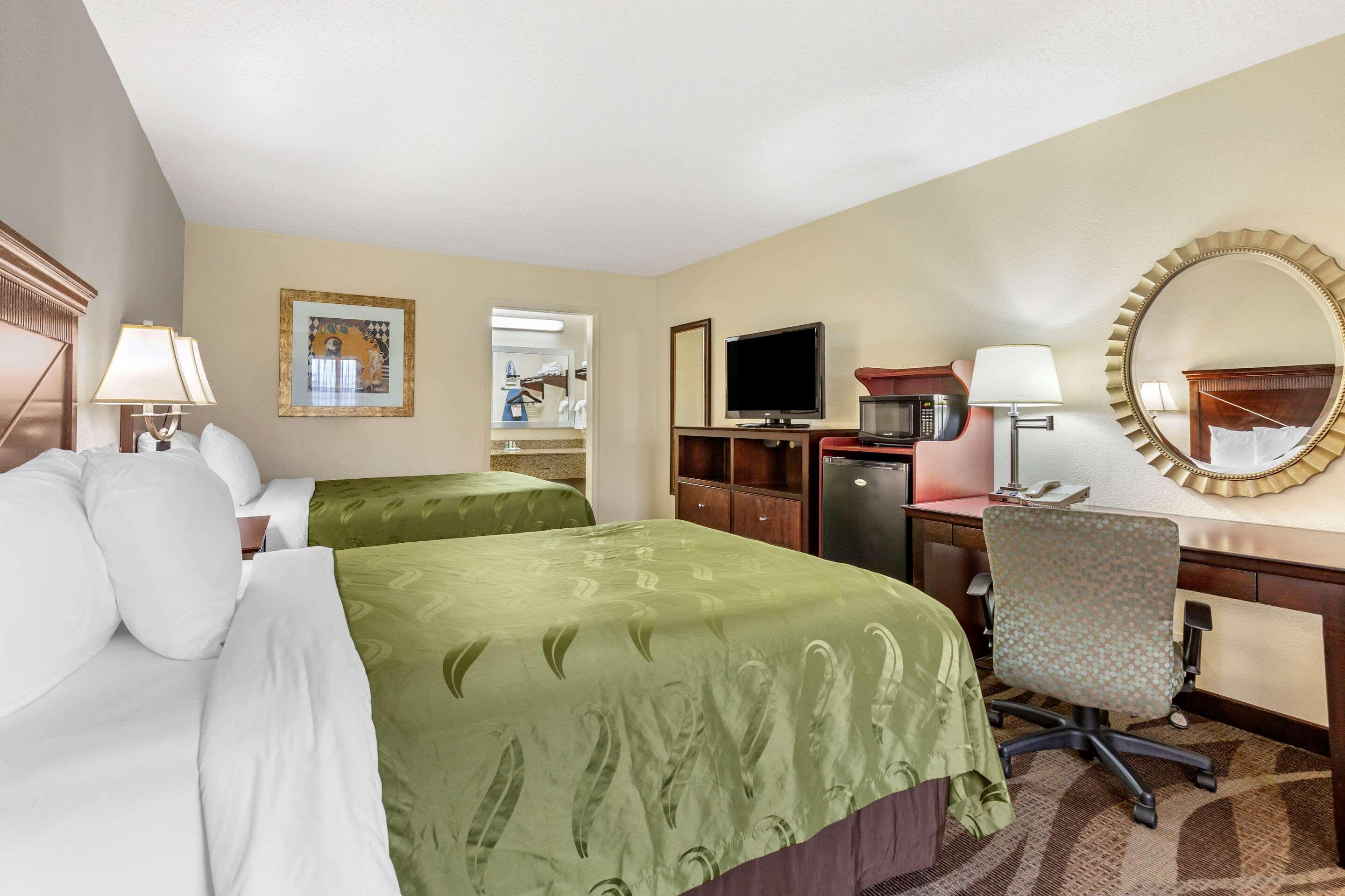 Quality Inn Windsor Mill Екстериор снимка