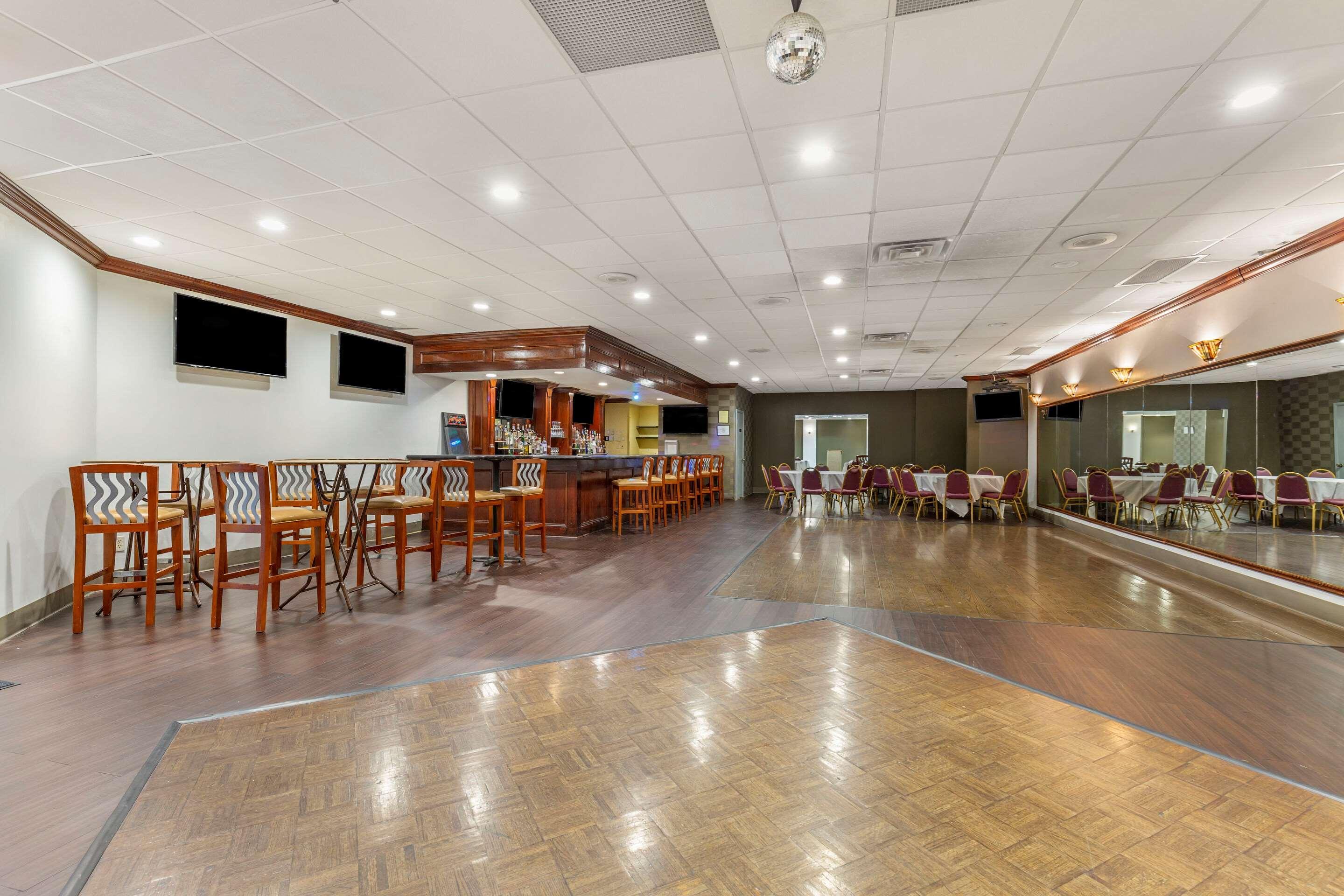 Quality Inn Windsor Mill Екстериор снимка