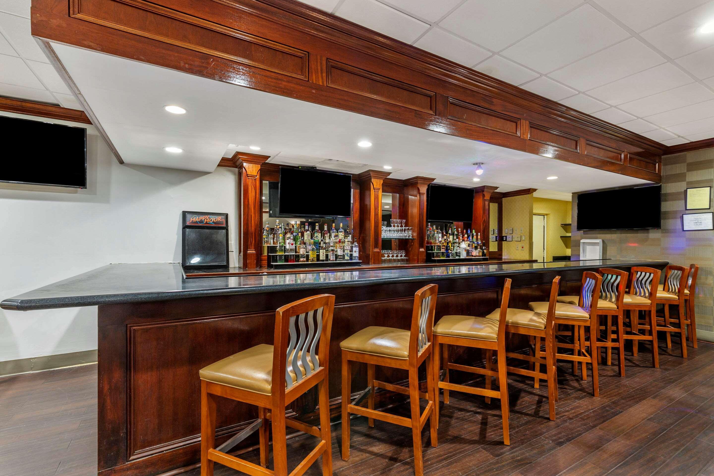 Quality Inn Windsor Mill Екстериор снимка