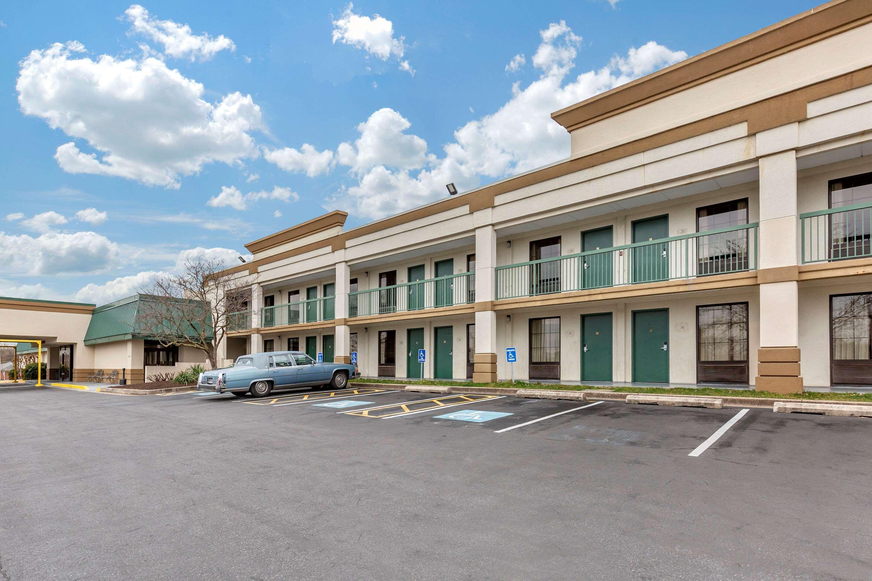 Quality Inn Windsor Mill Екстериор снимка