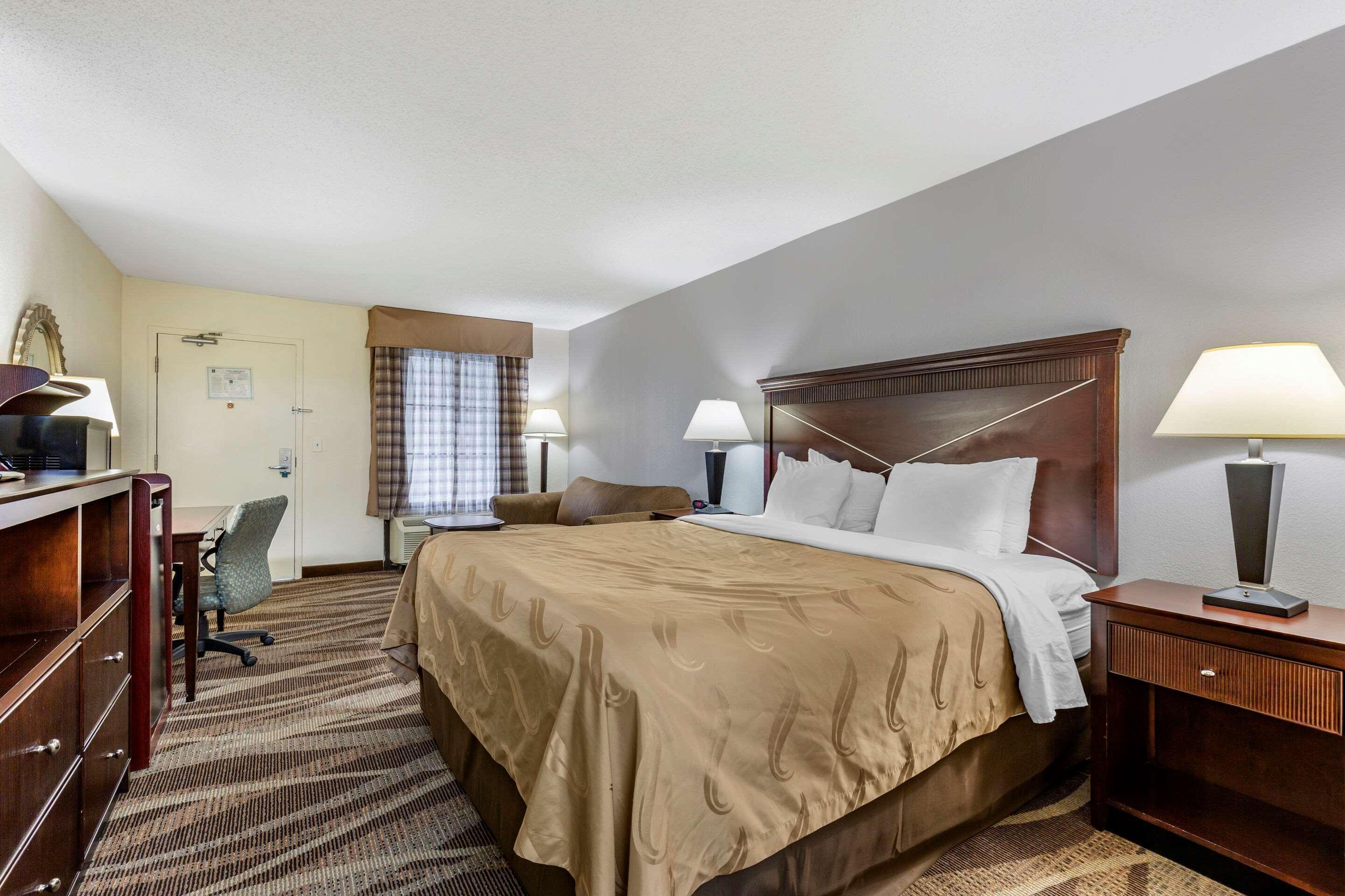 Quality Inn Windsor Mill Екстериор снимка