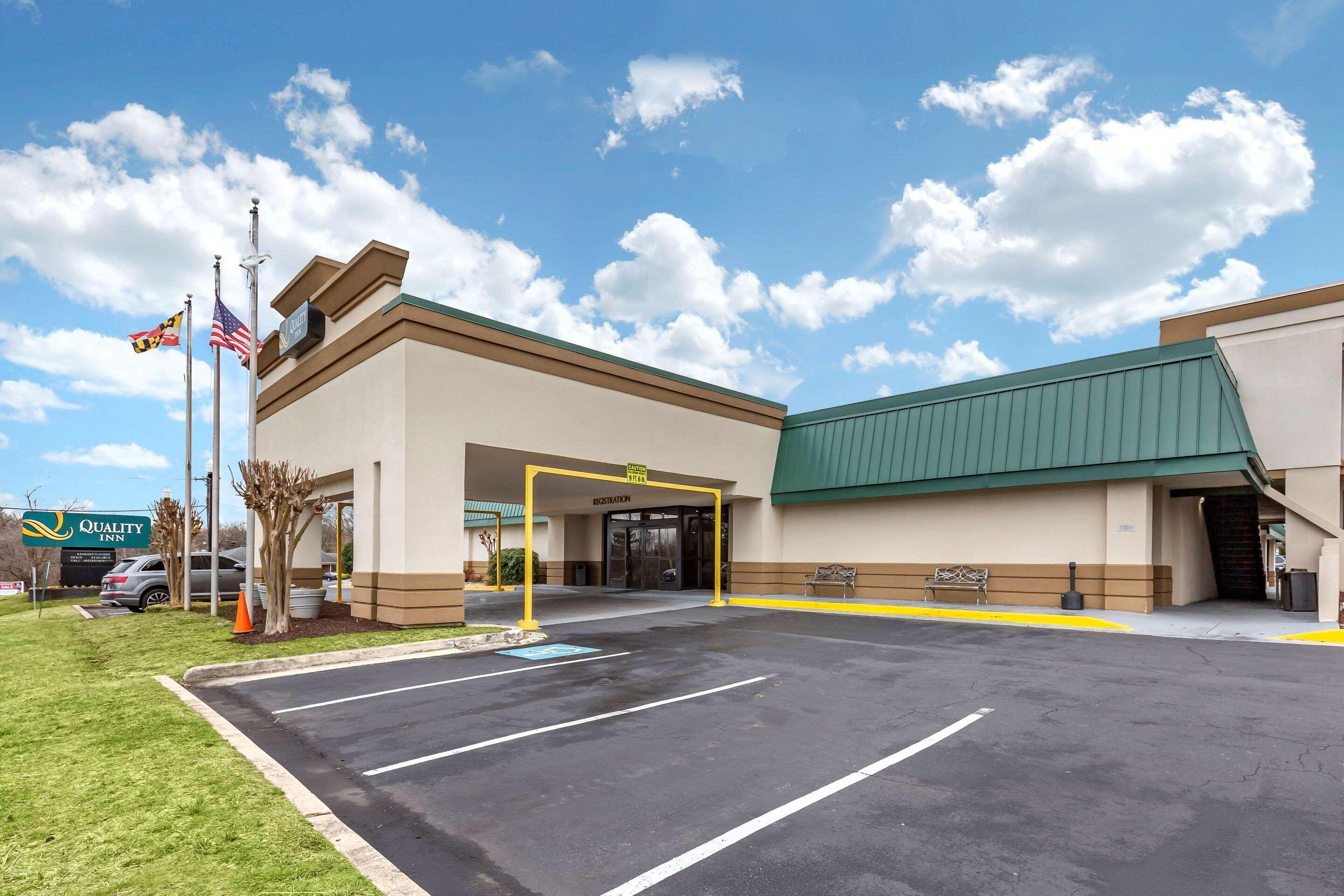 Quality Inn Windsor Mill Екстериор снимка