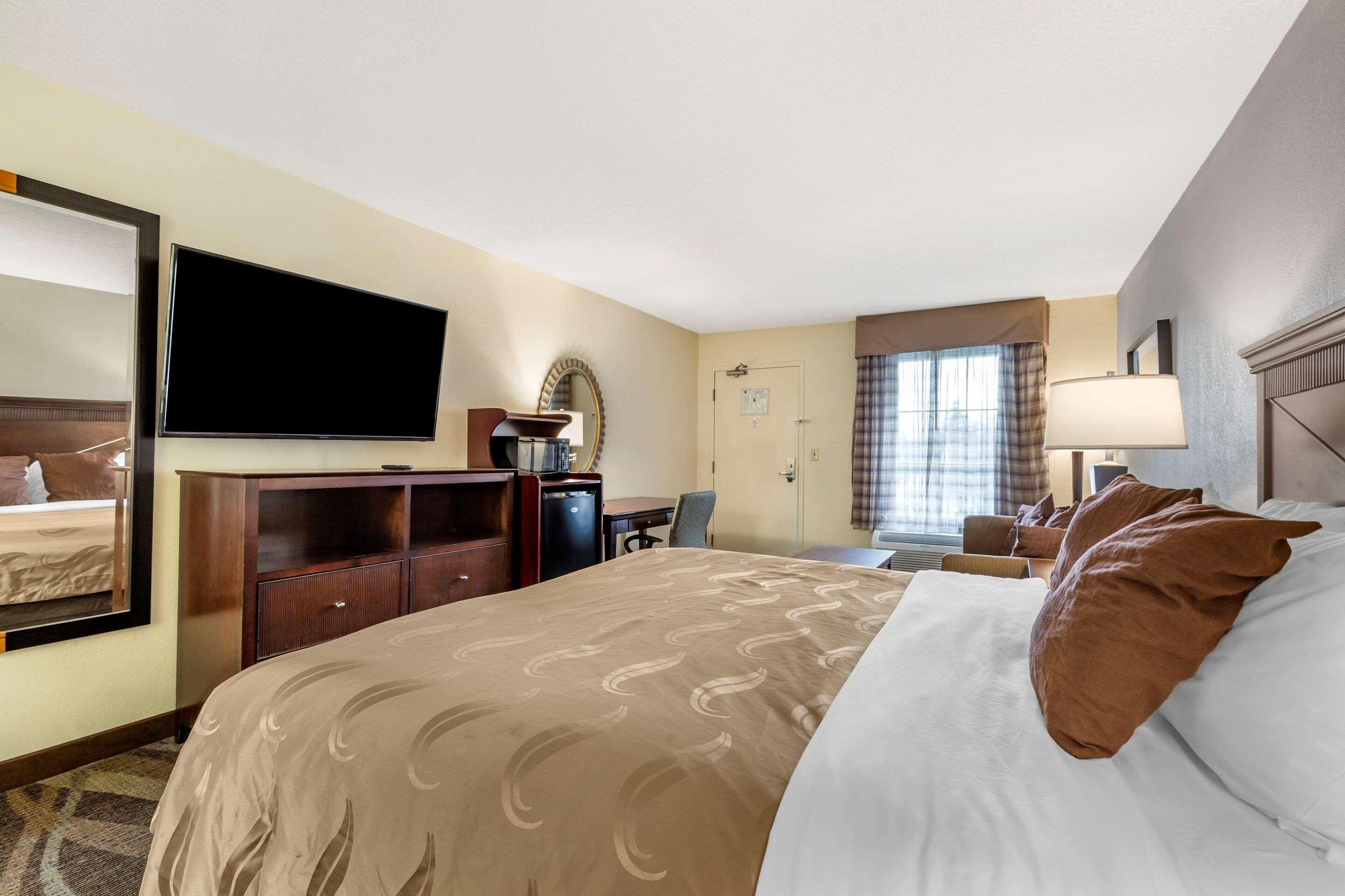 Quality Inn Windsor Mill Екстериор снимка