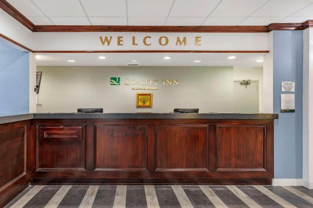 Quality Inn Windsor Mill Екстериор снимка