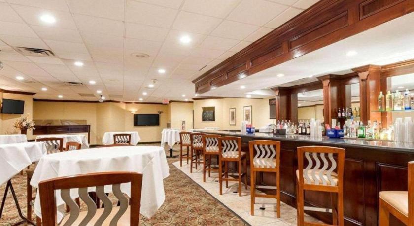 Quality Inn Windsor Mill Екстериор снимка