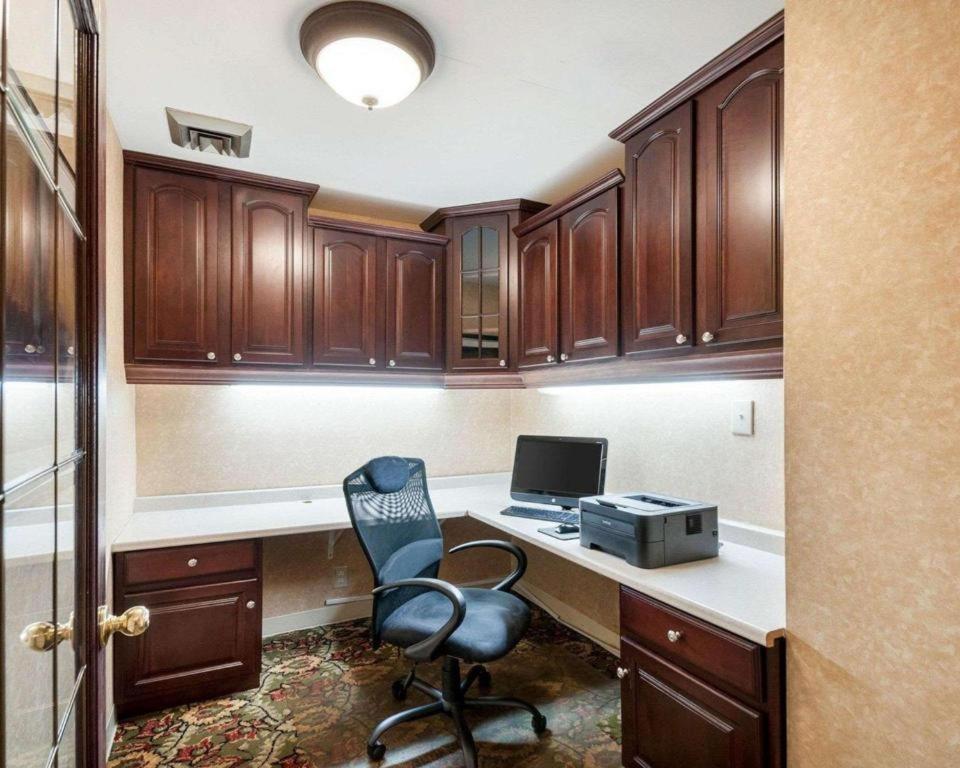 Quality Inn Windsor Mill Екстериор снимка