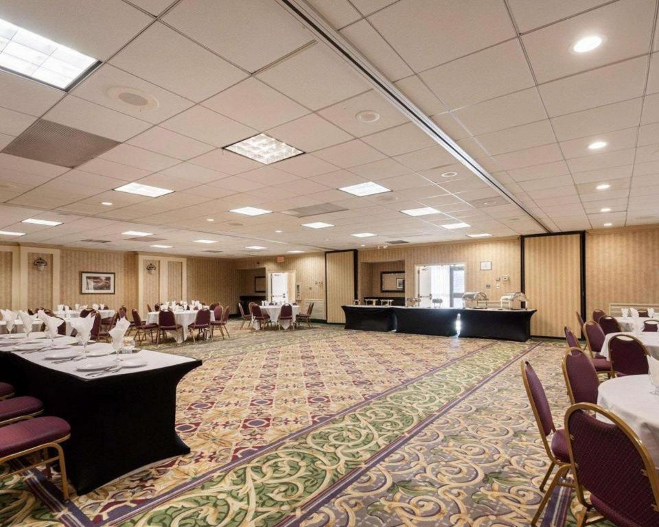 Quality Inn Windsor Mill Екстериор снимка