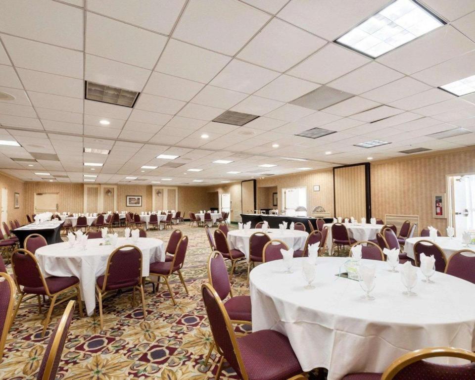 Quality Inn Windsor Mill Екстериор снимка