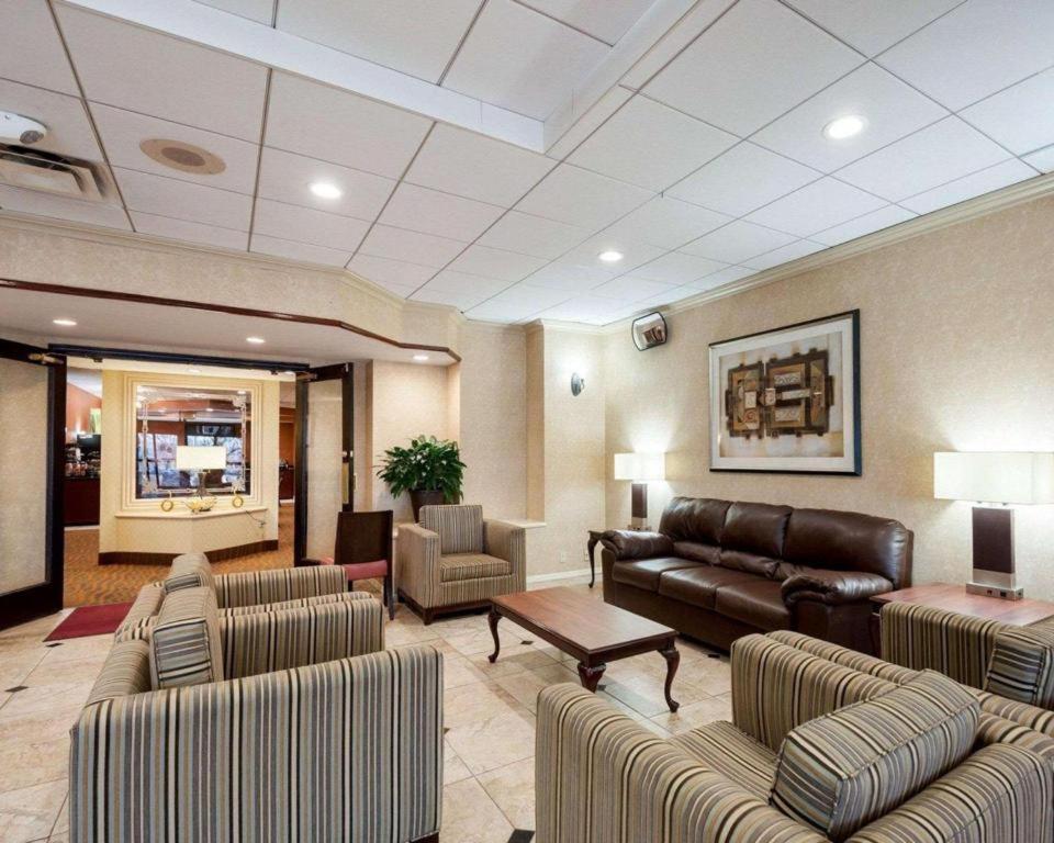 Quality Inn Windsor Mill Екстериор снимка
