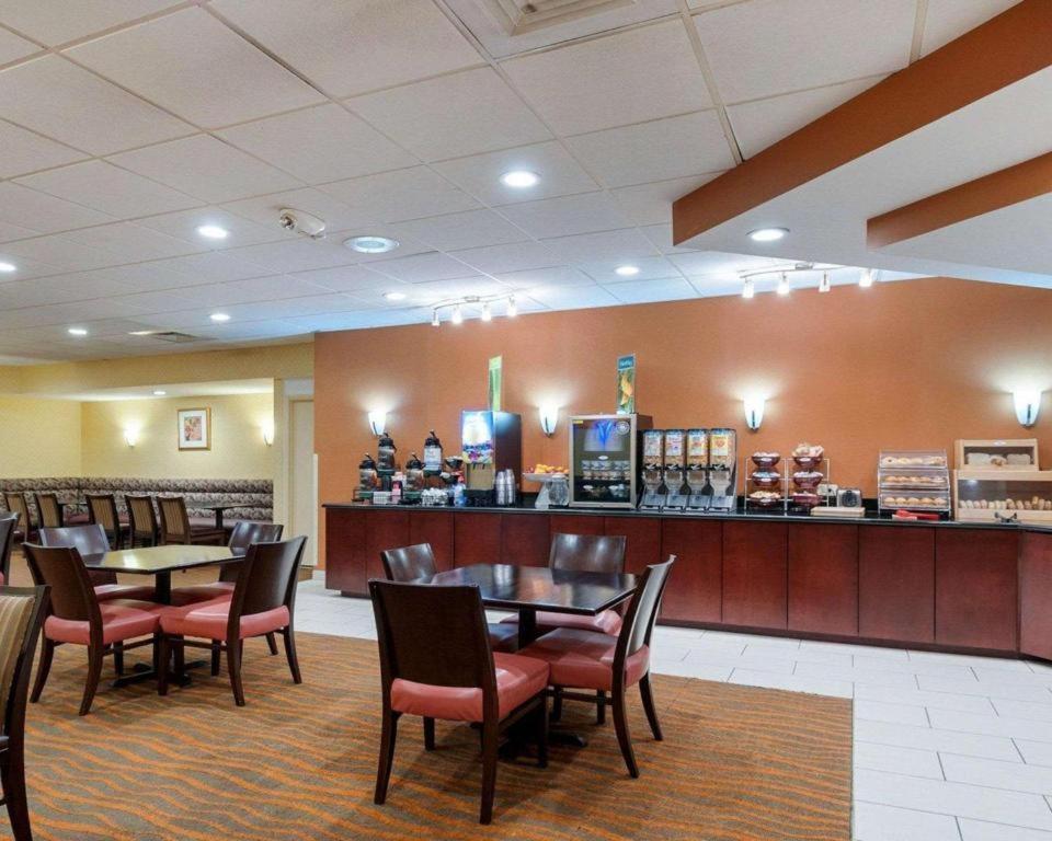 Quality Inn Windsor Mill Екстериор снимка