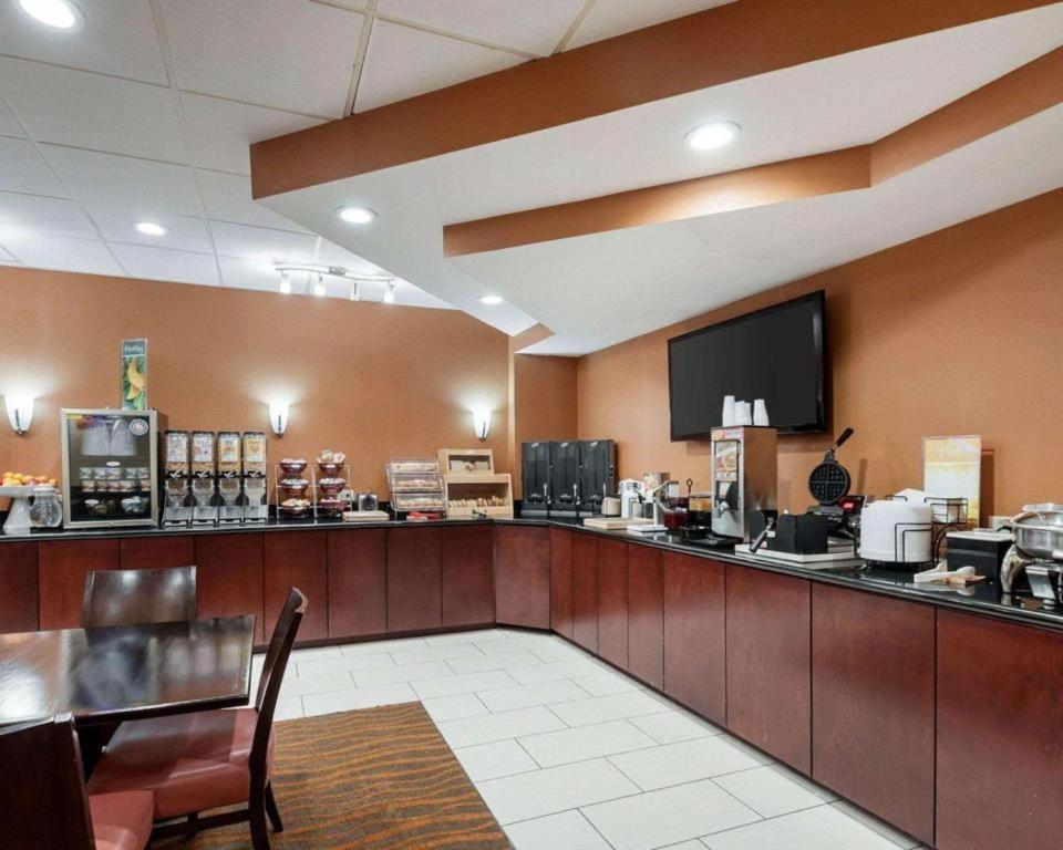 Quality Inn Windsor Mill Екстериор снимка
