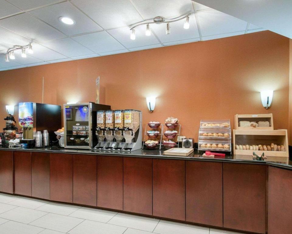 Quality Inn Windsor Mill Екстериор снимка