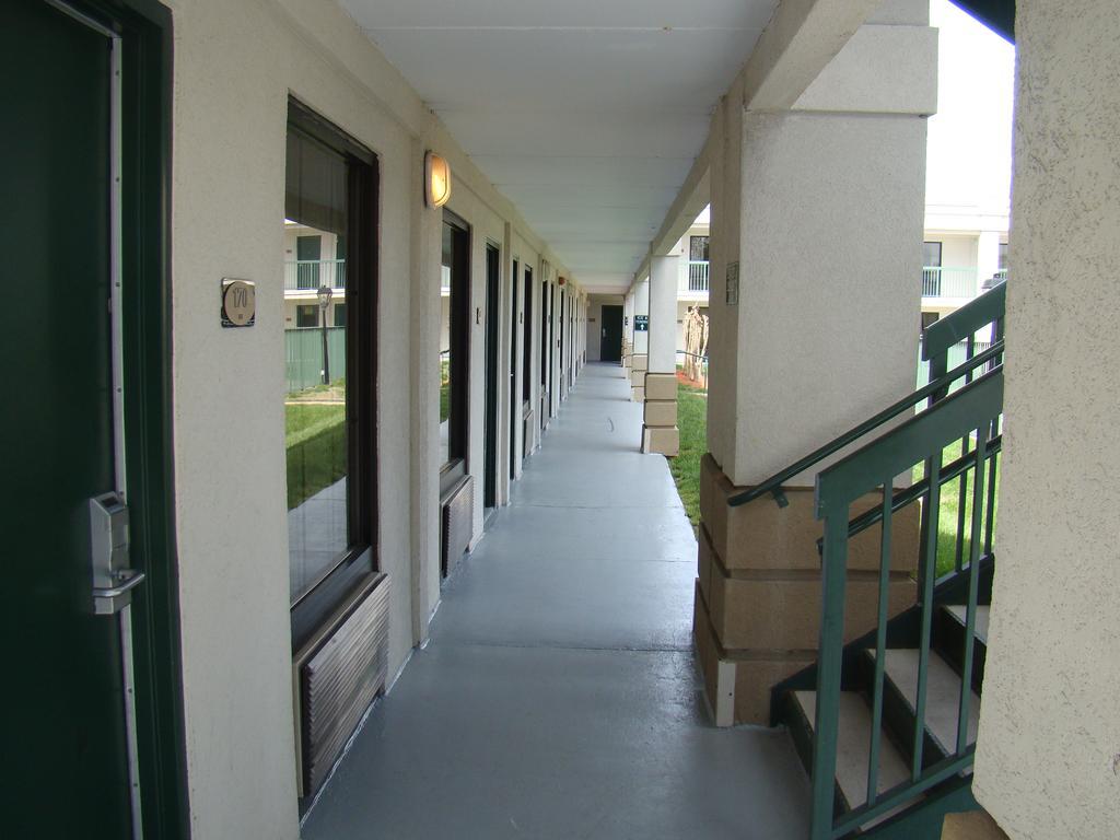 Quality Inn Windsor Mill Екстериор снимка