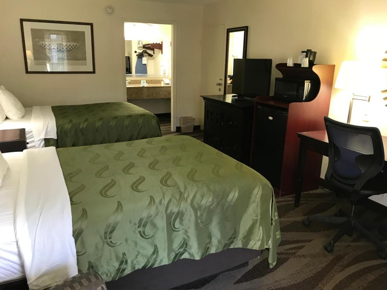Quality Inn Windsor Mill Екстериор снимка