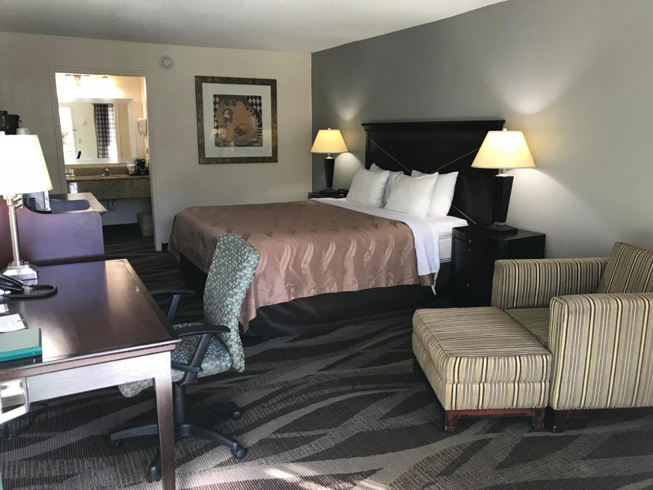Quality Inn Windsor Mill Екстериор снимка